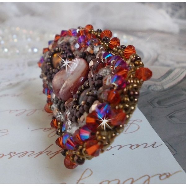 Topas-Haarspange, bestickt mit einem Perlmuttcabochon aus Mahagoni, Swarovski-Kristallen und Rocailles