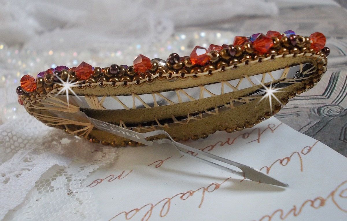 Topas-Haarspange, bestickt mit einem Perlmuttcabochon aus Mahagoni, Swarovski-Kristallen und Rocailles
