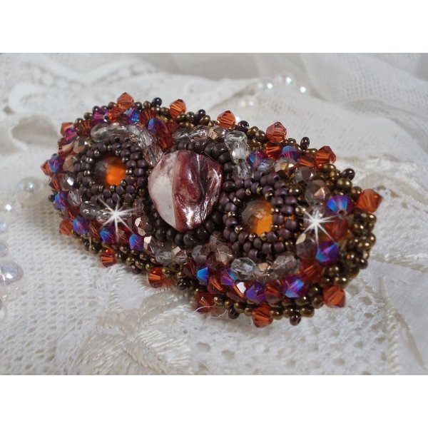 Topas-Haarspange, bestickt mit einem Perlmuttcabochon aus Mahagoni, Swarovski-Kristallen und Rocailles