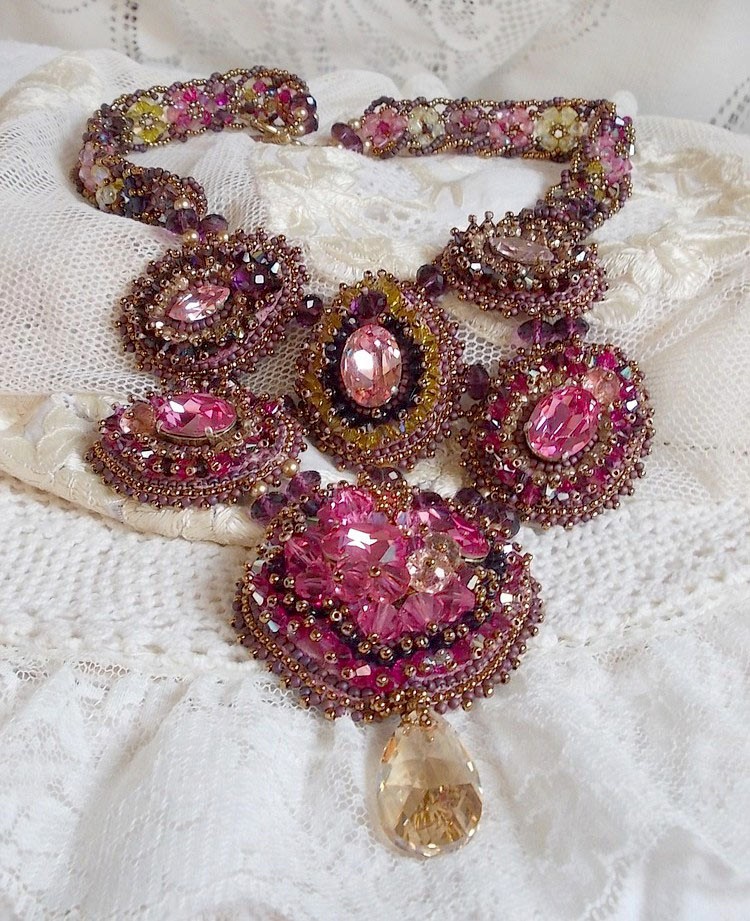 Crystal Majestic Haute-Couture Plastron-Halskette mit Cabochons, Swarovski-Kristall-Tops, Glasperlen und Rocailles in hoher Qualität