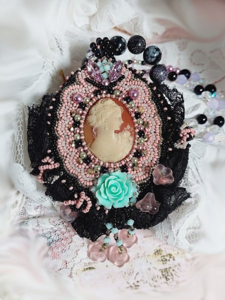 Marquise-Anh&auml;ngerkette, bestickt mit Perlmuttperlen, eine sehr sch&ouml;ne Spitze, ein pr&auml;chtiges Schmuckst&uuml;ck 