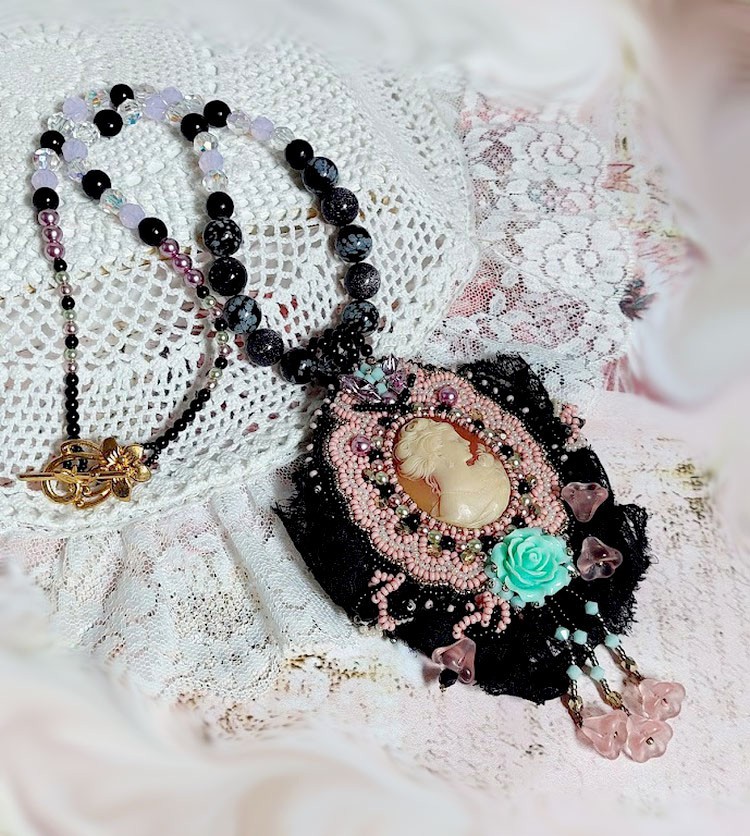 Marquise-Anh&auml;ngerkette, bestickt mit Perlmuttperlen, eine sehr sch&ouml;ne Spitze, ein pr&auml;chtiges Schmuckst&uuml;ck 