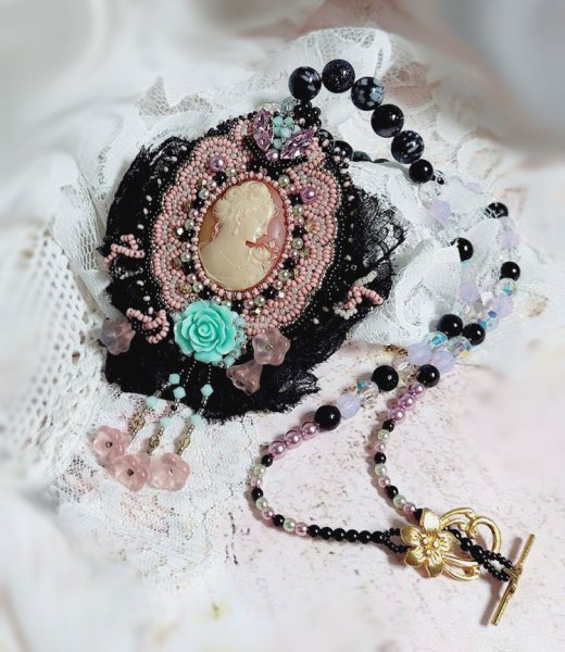 Marquise-Anh&auml;ngerkette, bestickt mit Perlmuttperlen, eine sehr sch&ouml;ne Spitze, ein pr&auml;chtiges Schmuckst&uuml;ck 