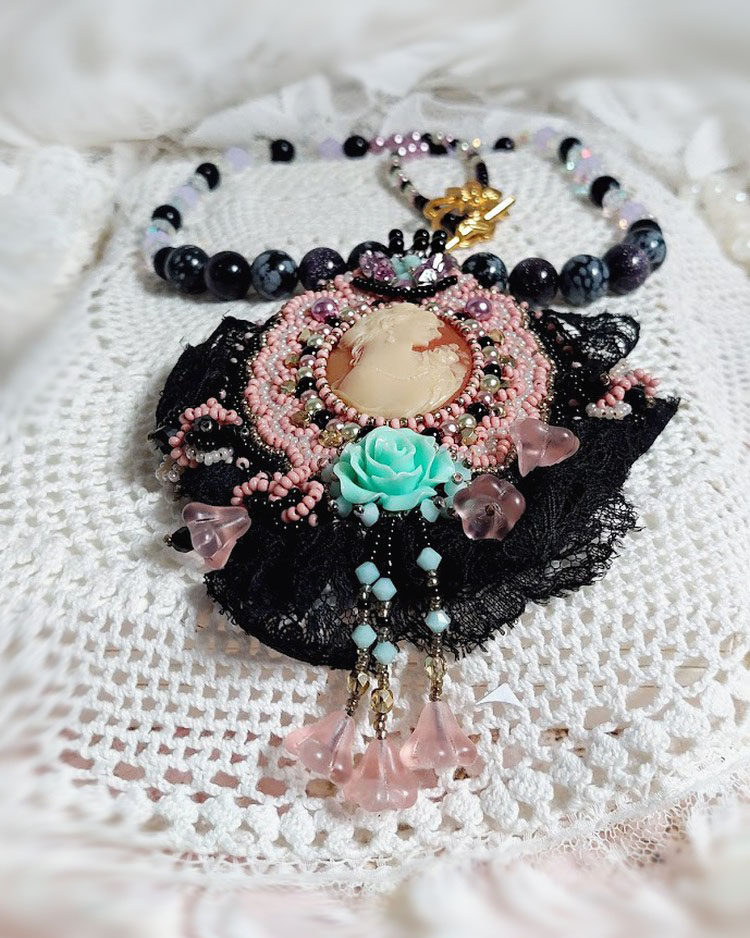 Marquise-Anh&auml;ngerkette, bestickt mit Perlmuttperlen, eine sehr sch&ouml;ne Spitze, ein pr&auml;chtiges Schmuckst&uuml;ck 