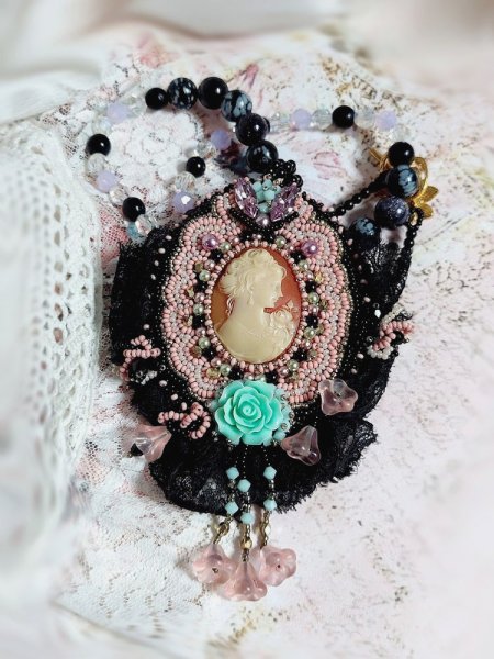 Marquise-Anh&auml;ngerkette, bestickt mit Perlmuttperlen, eine sehr sch&ouml;ne Spitze, ein pr&auml;chtiges Schmuckst&uuml;ck 