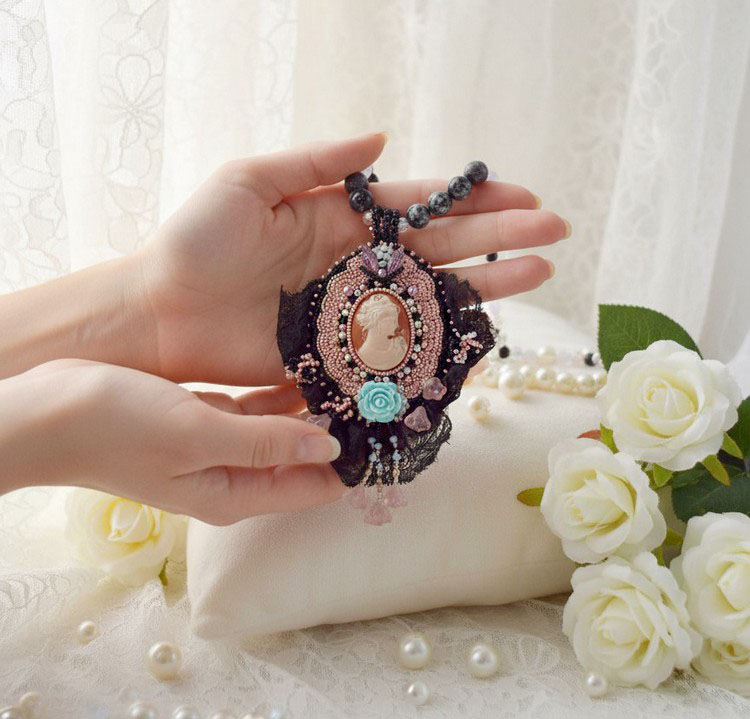 Marquise-Anh&auml;ngerkette, bestickt mit Perlmuttperlen, eine sehr sch&ouml;ne Spitze, ein pr&auml;chtiges Schmuckst&uuml;ck 