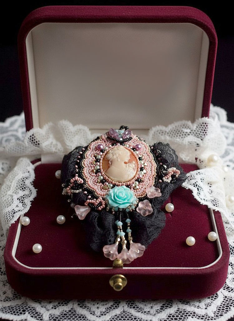 Marquise-Anh&auml;ngerkette, bestickt mit Perlmuttperlen, eine sehr sch&ouml;ne Spitze, ein pr&auml;chtiges Schmuckst&uuml;ck 