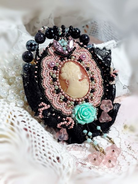 Marquise-Anh&auml;ngerkette, bestickt mit Perlmuttperlen, eine sehr sch&ouml;ne Spitze, ein pr&auml;chtiges Schmuckst&uuml;ck 