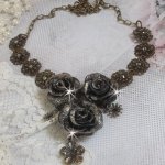 Steampunk Queen Halskette kreiert mit Rosen in schwarzem und braunem Porzellan, Kristall-Cabochons und bronzefarbenen Accessoires.