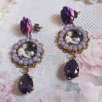 BO La Lavendière kreiert mit Lupen-Cabochons, PureCrystal Kristallen, Harz Cabochons, vergoldeten und bronzefarbenen Messing-Accessoires