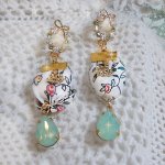 BO Liberty Blumen mit Opal Kristall-Cabochons; vergoldete Ohrringe und Accessoires