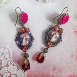 BO Maria und Jesus kreiert mit Harzcabochons, facettierten Birnen in der Farbe Rot und verschiedenen Accessoires