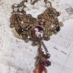 Mes Passions Broc's Halskette erstellt eine Frau mit goldenen Haaren mit Blumen, Bronze-farbige Accessoires, Kristall Charms und eine Strass-Kette