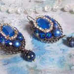BO Leila kreiert mit Crystal Cabochons in Royal Blue Swarovski, runden Perlmuttperlen, einer Strasskette, Kristallblumen und verschiedenen Accessoires 