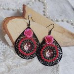 BO Look Coco kreiert mit Lupen-Cabochons, die eine Frau mit ihrem Papagei darstellen, filigranen Anhängern in der Farbe Schwarz, Glas- und Harzperlen