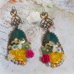 BO Jade Flowers kreiert mit ovalen Cabochons aus Malaysia-Jade, Swarovski-Kristallen, Harzperlen, Glasblumen mit hochwertigen Accessoires 