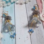 BO Sensations Gold und Blau kreiert mit handgemalten Trompetenblumen, Kristallen, Glasblumen und vergoldeten Accessoires