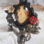 Love Romance Halskette kreiert mit Kristallen, einem ovalen Cabochon, der zwei Frauen darstellt, Quarz, Hämatit, vergoldeten Perlen und anderem Zubehör.