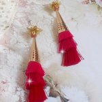 BO Stone kreiert mit dreifachen Pompons in Abstufungen von Rosa, Fuchsia und Rot, Strawberry Quartz, vergoldeten Accessoires und verschiedenen