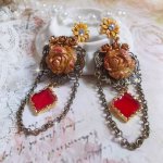 BO Feu de Lumière avec des cabochons roses de couleur Jaune et rouge en porcelaine, cristaux, montés sur estampes, feuilles en laiton, boucles marguerites émaillées et pendentifs vitrail Rouge