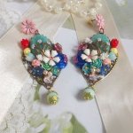 BO Majestueuses sur des estampes gouttes avec des cabochons aux fleurs vert, or, jaune, rouge, ivoire, cristal, rose et blanc. Les cristaux accompagnent l’ensemble des cabochons et perles en Amazonite