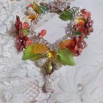 Bracelet Blondy créé sur un bracelet gourmette avec fleurs, feuilles, perles, cristaux et perles en Jade teinté Orange