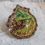 Venezianischer Mondring, bestickt mit chamäleonfarbenem Seidenband, Swarovski-Kristallen, verschiedenen Perlen und Rocailles