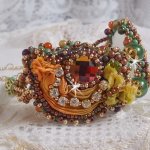 Venezianisches Mondarmband, bestickt mit Seidenband, facettierten Cabochons, Swarovski-Kristallen und magischen Perlen