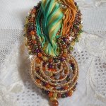 Venezianische Mondbrosche, bestickt mit Seidenband, magischen Perlen und Swarovski-Kristallen