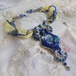 Blue Palace Haute-Couture-Anhängerkette mit bunten Rocailles und Swarovski-Kristallen