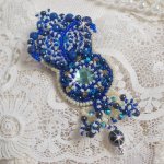 Blue Palace Haute-Couture Brosche bestickt mit Swarovski-Kristallen, runden Perlmuttperlen, Facetten aus böhmischem Glas und Rocailles