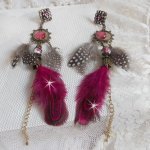 BO Navajo Fuchsia und Braun mit Glasperlen, Swarovski-Kristallen und Federn