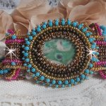 Cheyenne-Armband mit Manschette, bestickt mit einem Edelstein, einem Fuchsit-Rubin mit Miyuki-Rocailles und tschechischen Rocailles.