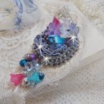 Mademoiselle Bluse Haute-Couture-Anhänger bestickt mit Swarovski-Kristallen, Harzblumen, Perlmuttperlen, Rocailles und einer Kette aus 925er Silber