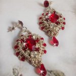 BO Drigon Red bestickt mit siamfarbenen Cabochons aus Swarovski-Kristall, Chatons, silbernen Rocailles und Ohrsteckern mit Schmetterlingen in Silber 925/1000