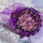 Romantischer Lady-Ring bestickt mit auf rosafarbenem Leinenstoff mit Rocailles Rose, Iris, Purple und Peach 