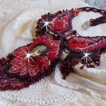 Kardinalskette bestickt in Rot und Schwarz mit einem roten Jaspis, Onyxperlen und Swarovski-Kristallen