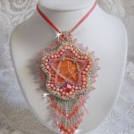 Bestickte Korallenanhänger-Halskette mit einem Metallstern und Zuchtperlen 