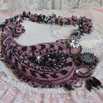 Plastrron-Halskette Ville d'un Soir Noir et Rose, ein Lichtreflex bestickt mit Quarzen und Swarovski-Kristallen