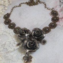 Steampunk Queen Halskette kreiert mit Rosen in schwarzem und braunem Porzellan, Kristall-Cabochons und bronzefarbenen Accessoires.