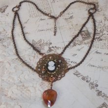 Watson-Halskette kreiert mit Stanzen, einem Swarovski-Kristallanhänger im Retro-Look, Messingbeschlägen und einem Cabochon aus Harz