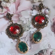 BO Camaïeu de Rouge et Vert montiert mit roten Glascabochons, ovalen Zirkoniumanhängern, bronzefarbenen BO forment fleur und hochwertigen Accessoires