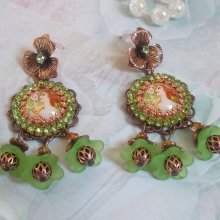 BO Forest of Flowers kreiert mit Luzitblumen, Lupen-Cabochons, Kristallen, Stempeln und verschiedenen Accessoires