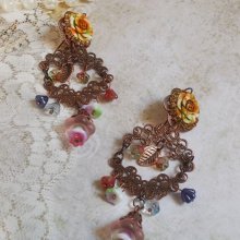 BO French Flowers kreiert mit Glockenblumen, Glockenblumen, Rosen und Accessoires in der Farbe Altkupfer
