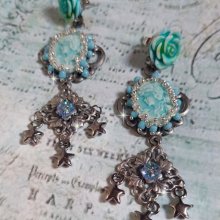 BO Versuchungen kreiert mit Kameen in einem leichten Türkisblau, Kristallen, einer Perlenkette aus Rocailles und hochwertigen Accessoires.  