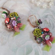 BO Fantasia de Fleurs kreiert mit Kristallen, runden Perlmuttperlen, Perlen, Glöckchen aus Harz, Glas und Organzaband Anis