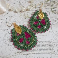 BO Vert Sauge aux teintes colorées de Vert et Fuchsia inspirées des champs. Montées avec des rocailles en Verre sur des supports gouttes. J’ai ajouté des breloques et boucles en Gold Filled