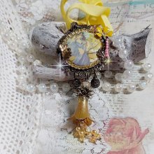 Collier Sunny Side monté avec cabochon en résine représentant une femme en robe Mauve avec un oiseau, cristaux, fleur époxy, ruban, Jade en pierre de gemme, breloques aux couleurs Jaune et Bronze