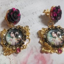 BO Week-end of Roses kreiert mit Cabochons, die eine Frau mit Rosen, Harzperlen und Swarovski-Kristallen darstellen