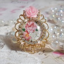 Ring Bouquet Valentine mit einem Cabochon aus Lupe, der Rosen darstellt, einer Rose aus Harz und einer Strasskette aus Swarovski-Kristall.